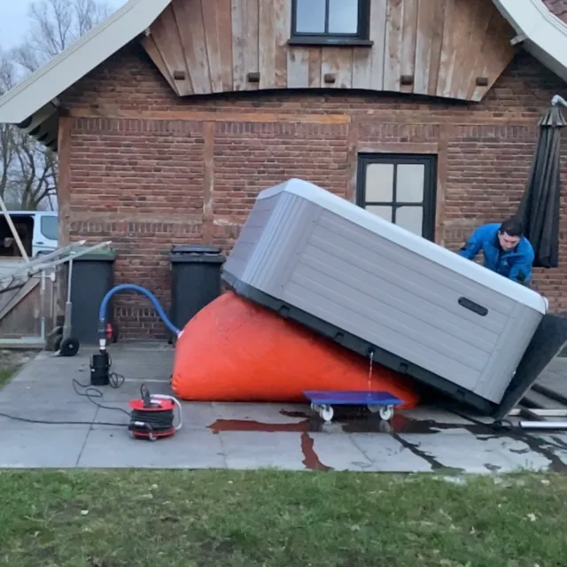 Spa wordt met een luchtkussen op de zijkant gekanteld