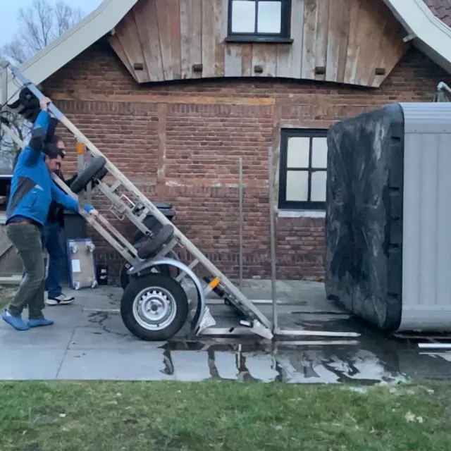 Spa op de zijkant naast de transportkar