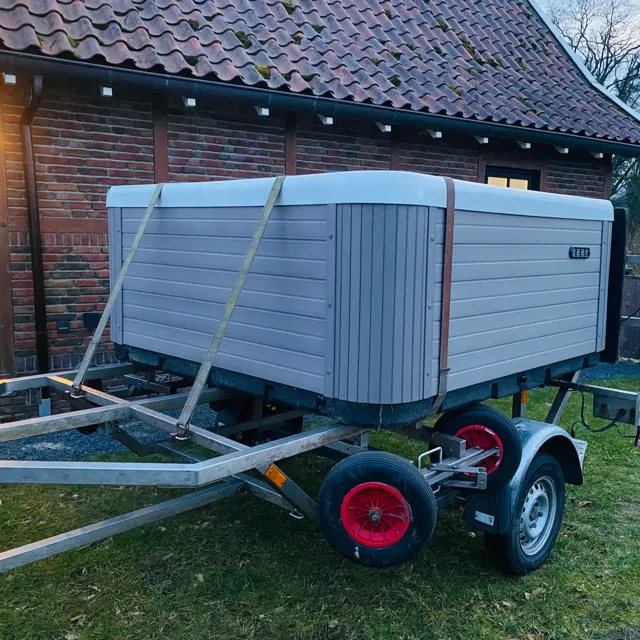 Spa vastgezet op de aanhanger voor transport