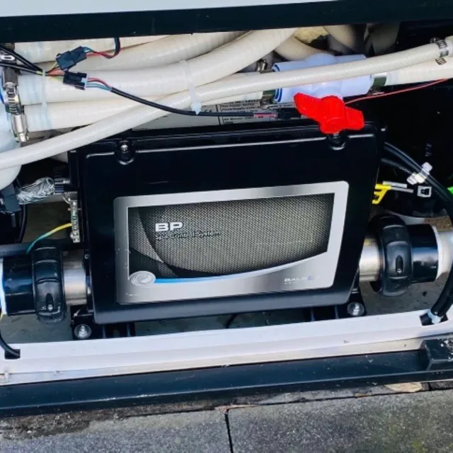 Balboa-besturing in de technische ruimte van een spa