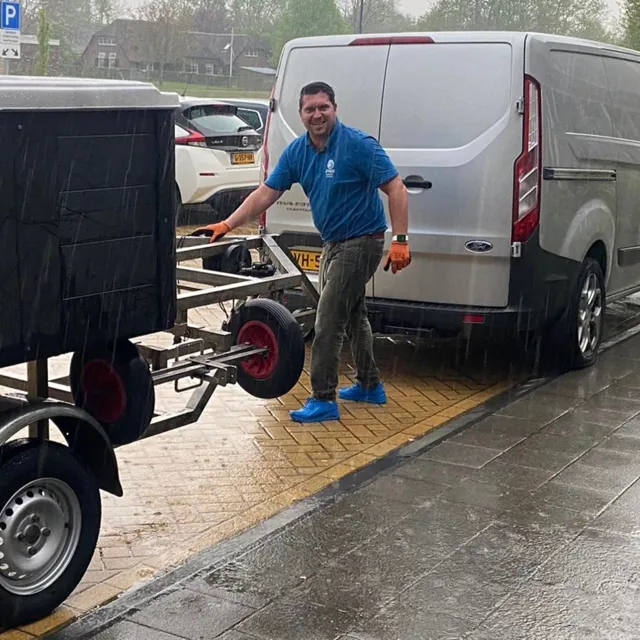 Medewerker van Spaweb met de aanhanger voor spatransport