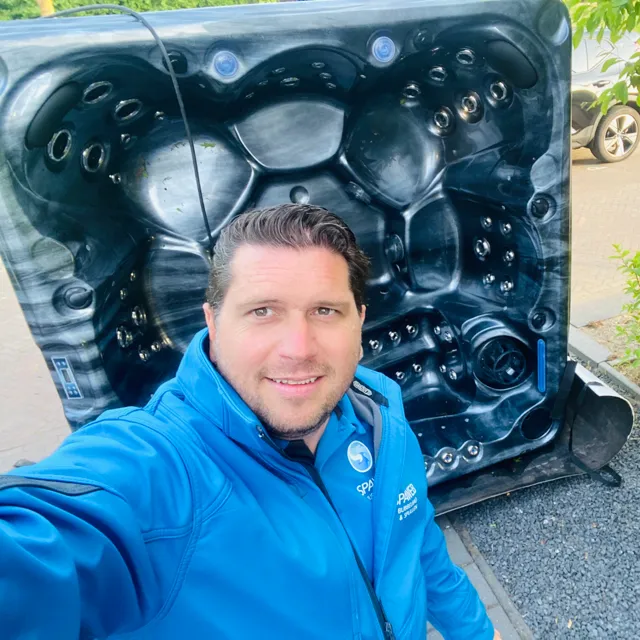 Selfie van een Spaweb-medewerker voor een spa die geplaatst wordt