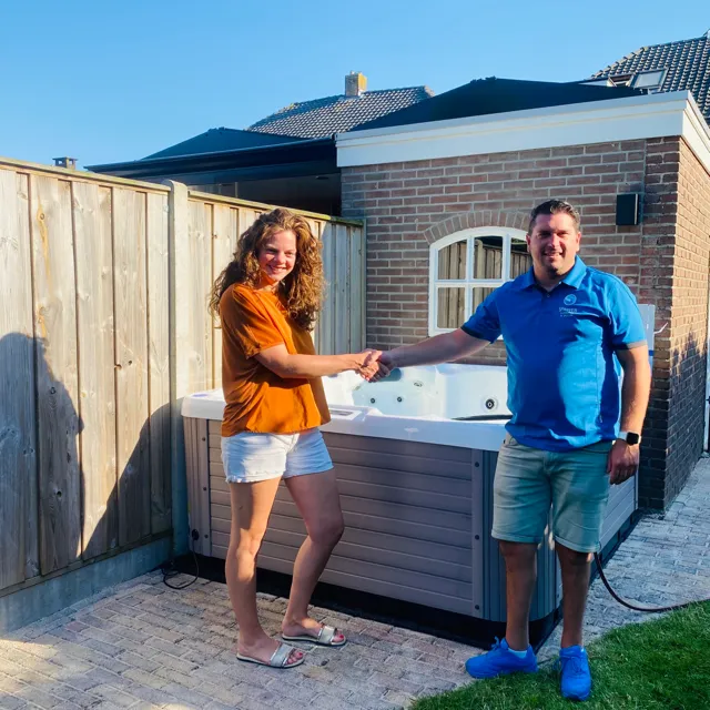 Klant in Almelo en medewerker van Spaweb bij de nieuwe spa