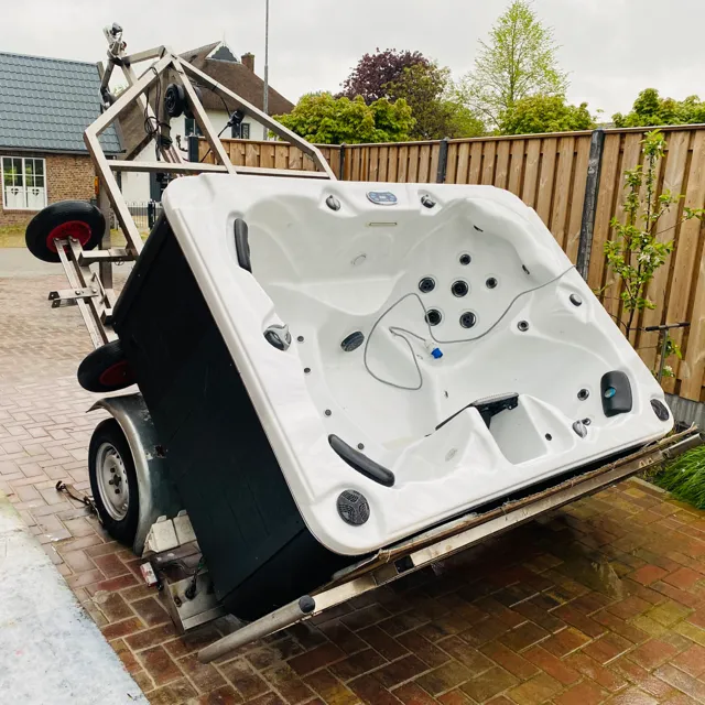 Spa op de zijkant op een speciale transportkar