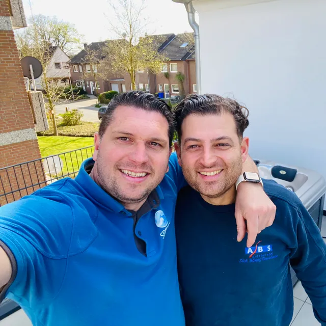 Selfie van een Spaweb-medewerker met een tevreden klant