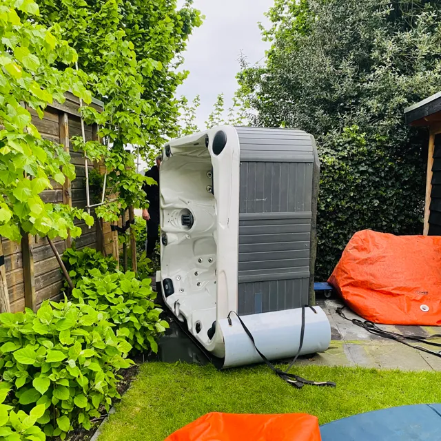Spa op de zijkant met slidemat tussen de planten in de tuin