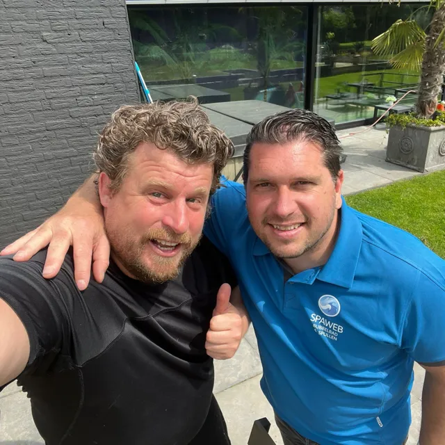 Selfie van een Spaweb-medewerker met een tevreden klant