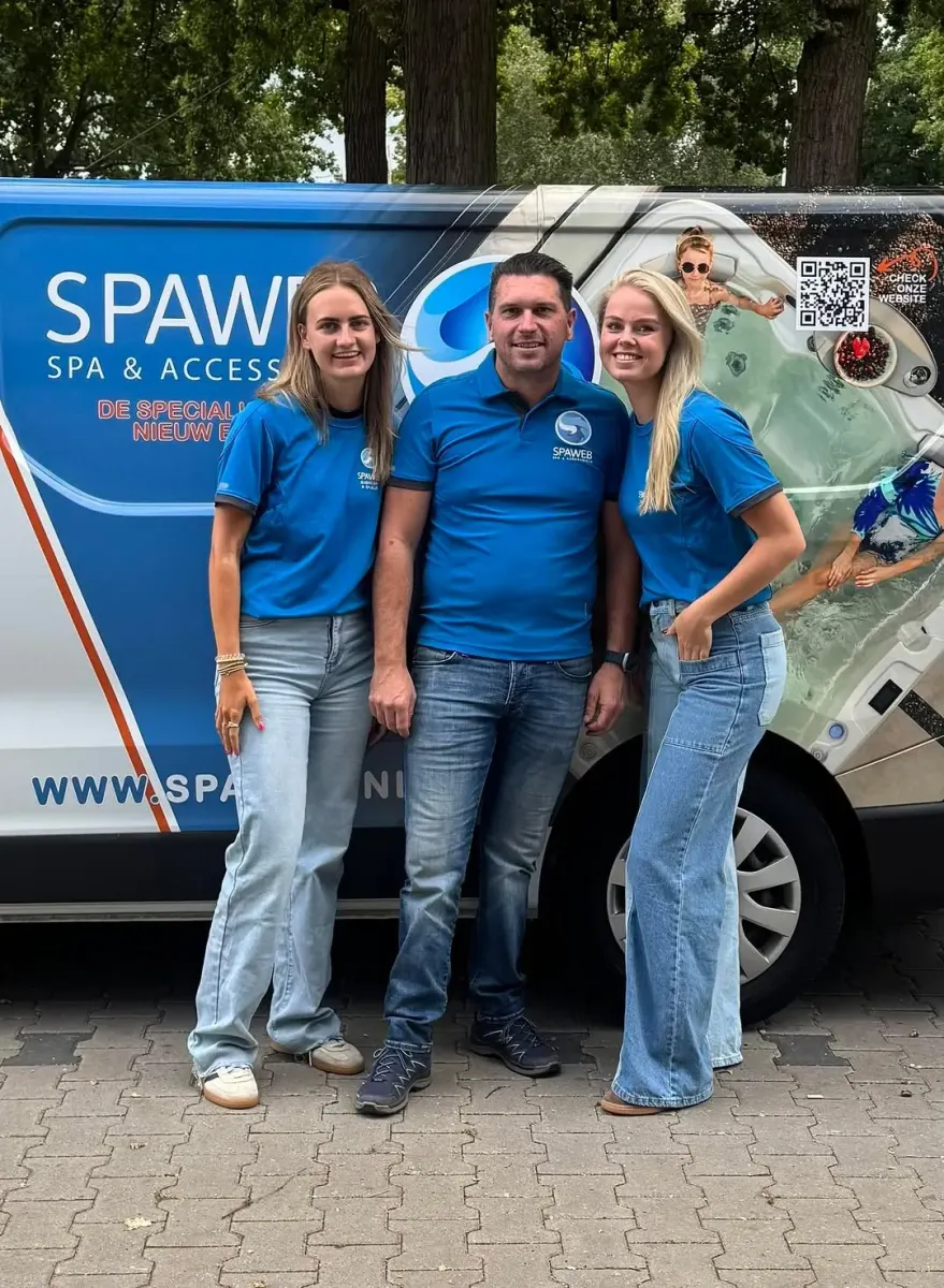 Het team van Spaweb voor de Spaweb-bus